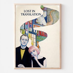 以下が含まれることがあります： 映画「ロスト・イン・トランスレーション」のフレーム入りアートプリント。アートワークは、男性と女性の2人を特徴とし、頭上にはカラフルな抽象的なデザインが施されています。男性は黒いスーツを着ており、女性は黒いドレスを着ています。