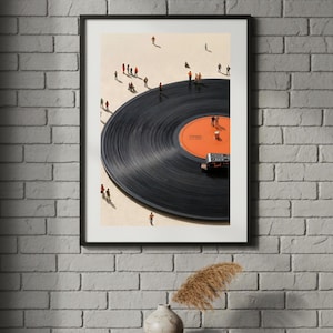Peut inclure: Impression d'art encadr&eacute;e repr&eacute;sentant un grand disque vinyle noir avec une &eacute;tiquette centrale orange. De petites figurines sont dispers&eacute;es autour du disque, cr&eacute;ant une sc&egrave;ne surr&eacute;aliste. L'impression est dans un cadre noir et est accroch&eacute;e &agrave; un mur de briques blanches.