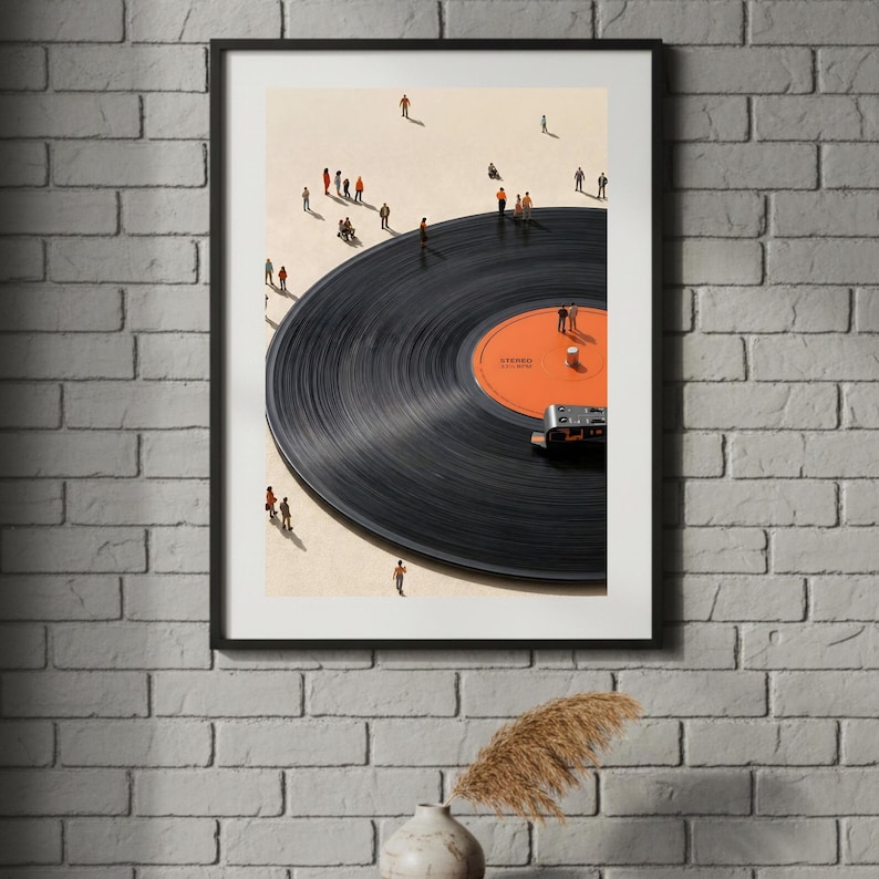Peut inclure: Impression d'art encadr&eacute;e repr&eacute;sentant un grand disque vinyle noir avec une &eacute;tiquette centrale orange. De petites figurines sont dispers&eacute;es autour du disque, cr&eacute;ant une sc&egrave;ne surr&eacute;aliste. L'impression est dans un cadre noir et est accroch&eacute;e &agrave; un mur de briques blanches.