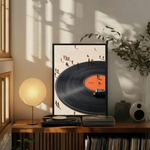 Peut inclure: Une affiche encadr&eacute;e repr&eacute;sentant un disque vinyle noir avec de minuscules personnages &agrave; sa surface. L'&eacute;tiquette du disque est orange. L'&oelig;uvre est expos&eacute;e sur une &eacute;tag&egrave;re en bois avec un tourne-disque, une lampe et d'autres objets d&eacute;coratifs.