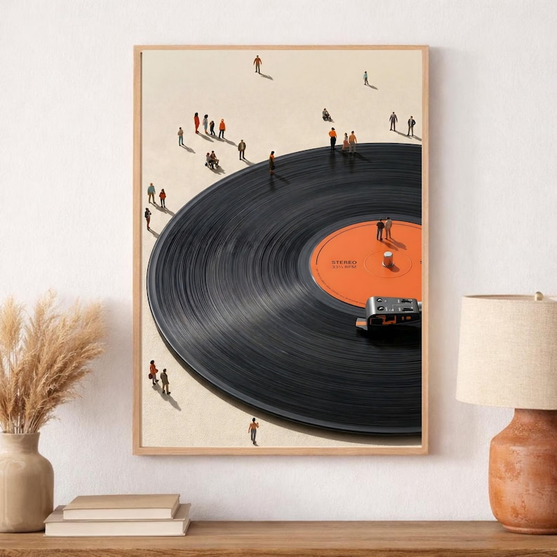 Peut inclure: Une impression d'art encadr&eacute;e repr&eacute;sentant un grand disque vinyle noir avec une &eacute;tiquette orange. Des figurines miniatures sont dispers&eacute;es sur la surface du disque, cr&eacute;ant une sc&egrave;ne surr&eacute;aliste. L'impression est dans un cadre en bois.