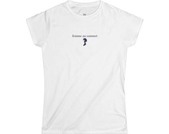 femme au sommet Tee | minimalist French phrase, silhouette