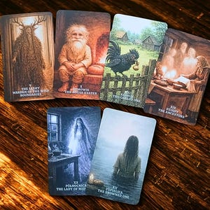 Könnte beinhalten: Eine Sammlung von Tarotkarten mit Illustrationen von mythischen Figuren und Szenen. Die Karten zeigen Bilder eines Waldhüters, eines alten Mannes, eines Hahns, einer Gruppe von Menschen, einer Frau im Wasser und Text.