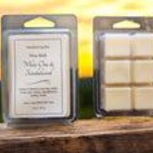 以下が含まれることがあります： 2つのワックスメルトパッケージ。1つのパッケージには「White Tea & Sandalwood」と書かれたラベルが付いた固形ワックスブロックが入っています。もう1つのパッケージには、6つの個別のワックスキューブが入っています。どちらのパッケージも透明なプラスチックのクラムシェルに入っています。