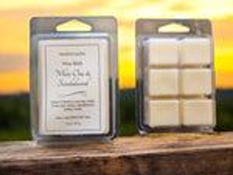 以下が含まれることがあります： 2つのワックスメルトパッケージ。1つのパッケージには「White Tea & Sandalwood」と書かれたラベルが付いた固形ワックスブロックが入っています。もう1つのパッケージには、6つの個別のワックスキューブが入っています。どちらのパッケージも透明なプラスチックのクラムシェルに入っています。