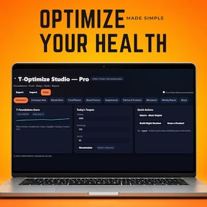 Puede incluir: Una computadora portátil muestra la interfaz "T-Optimize Studio - Pro", con el texto "OPTIMIZA TU SALUD" en la parte superior. La pantalla muestra datos de salud, incluyendo objetivos de calorías, proteínas y grasas. La interfaz incluye opciones para paneles, planificación de alimentos y suplementos.