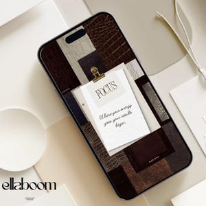 Op de afbeelding: Smartphonehoesje met een patchworkontwerp van bruine, beige en donkerbruine imitatieleertexturen. Een klein papiertje met het woord "FOCUS" en de quote "Where your energy goes, your results begin" wordt vastgehouden door een gouden clip.