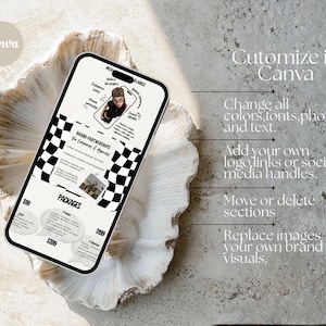K&ouml;nnte beinhalten: Ein Smartphone zeigt eine Canva-Vorlage f&uuml;r Markenpartnerschaften mit einem schwarz-wei&szlig;en Schachbrettmuster. Der Bildschirm zeigt Paketoptionen und Anpassungsanweisungen. Das Telefon liegt auf einer wei&szlig;en, strukturierten Oberfl&auml;che.