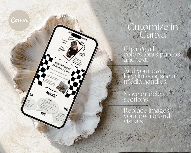 K&ouml;nnte beinhalten: Ein Smartphone zeigt eine Canva-Vorlage f&uuml;r Markenpartnerschaften mit einem schwarz-wei&szlig;en Schachbrettmuster. Der Bildschirm zeigt Paketoptionen und Anpassungsanweisungen. Das Telefon liegt auf einer wei&szlig;en, strukturierten Oberfl&auml;che.