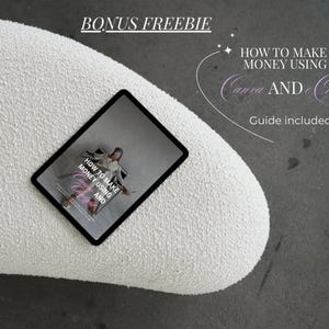 K&ouml;nnte beinhalten: Ein schwarzes Tablet zeigt einen Leitfaden mit dem Titel "How to Make Money Using Canva AND ChatGPT". Das Tablet liegt auf einer wei&szlig;en, strukturierten, geschwungenen Oberfl&auml;che. Die Worte "BONUS FREEBIE" stehen oben, mit "Guide included."