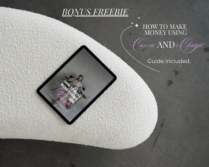 K&ouml;nnte beinhalten: Ein schwarzes Tablet zeigt einen Leitfaden mit dem Titel "How to Make Money Using Canva AND ChatGPT". Das Tablet liegt auf einer wei&szlig;en, strukturierten, geschwungenen Oberfl&auml;che. Die Worte "BONUS FREEBIE" stehen oben, mit "Guide included."