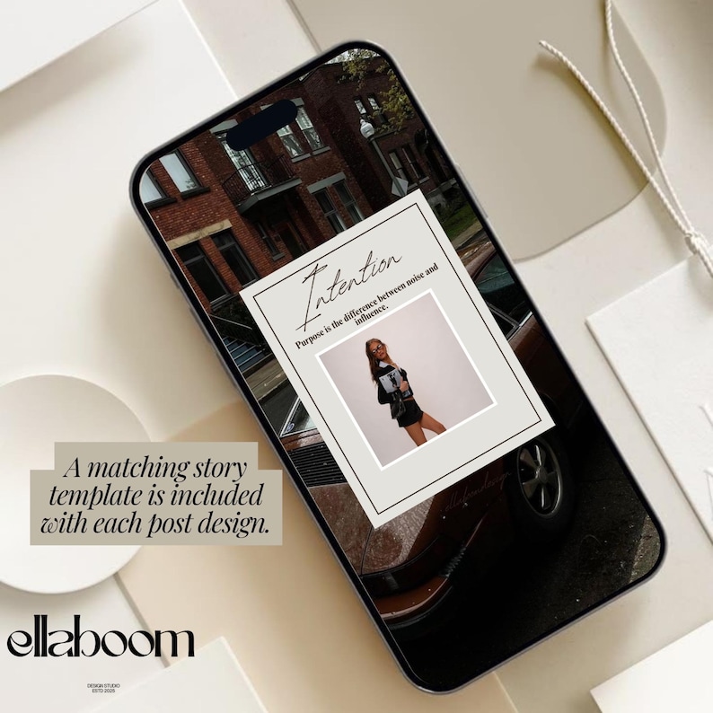 Op de afbeelding: Een smartphone toont een social media template met het woord "Intention" en de tekst "Doel is het verschil tussen ruis en invloed." De template bevat een foto van een persoon. De tekst "Een bijpassende story template is inbegrepen bij elk postontwerp." is ook zichtbaar.
