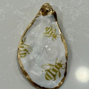 Ornamento a forma di conchiglia d'ostrica a forma di calabrone dorato