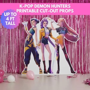 Può includere: Sagome stampabili di tre K-Pop Demon Hunters, alte fino a 122 cm. I personaggi indossano abiti colorati, su uno sfondo rosa con palloncini.