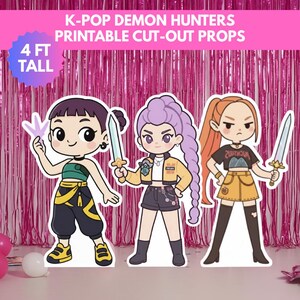 Può includere: Oggetti di scena ritagliabili stampabili di K-Pop Demon Hunters, alti 1,22 m. Tre personaggi dei cartoni animati con spade, in abiti neri, gialli e arancioni. Lo sfondo è una tenda metallica rosa.