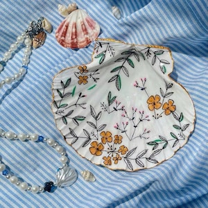 Hand-Painted Seashell Jewelry Dish – Coastal Floral Ring Holder, Beach Trinket Tray, Ocean Decor Gift for Her