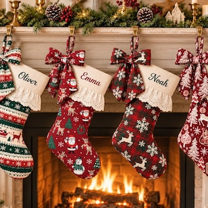 以下が含まれることがあります： 一列に並んで吊るされた4つのパーソナライズされたクリスマスストッキング。各ストッキングにはユニークなフェスティバル柄、レースの縁取りが付いたクリーム色のカフ、大きな布製の蝶結びが施されています。カフにはOliver、Emma、Noah、Sophiaという名前が刺繍されています。