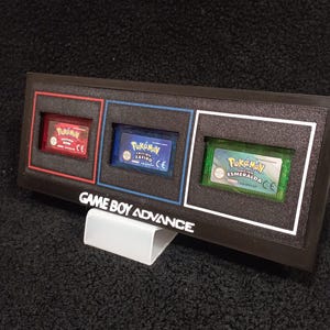 Pokémon GBA Displayställ – Ruby, Sapphire & Emerald – 3D-utskrivet Game Boy Advance Samlarställ