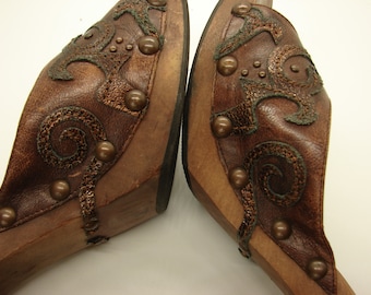 Zapatos tipo mule vintage de cobre Nine West, color marrón, bronce, latón, cuero, madera, con tachuelas, sin cordones, tacón grueso, años 80, estilo Grease Polly, punta abierta terrosa.