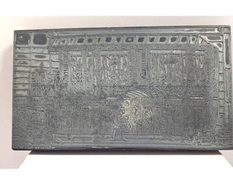 Antyczny blok prasowy 6 1/4" x 11" Płyta Scena zewnętrzna budynku autorstwa Rosaland Rust