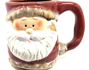 Stary, używany ceramiczny kubek do kawy z Mikołajem