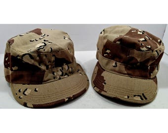 2 gorras militares usadas con estampado de camuflaje desértico, talla 7 (pequeña) y 7 1/4 (mediana).