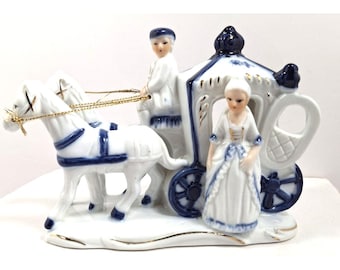 Zabytkowa porcelanowa wiktoriańska bryczka z koniem i woźnicą oraz pasażerką