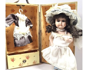 Vintage "Trudy Traveler" With Wooden Case Made By Studio Stoppers, Inc