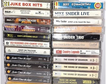 Zestaw 25 zabytkowych kaset z muzyką country z lat 80. i 90. XX wieku, nietestowanych