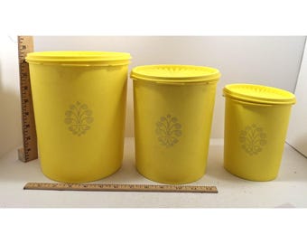 Juego vintage de 3 recipientes Tupperware Servalier amarillos apilables con tapas, usados.