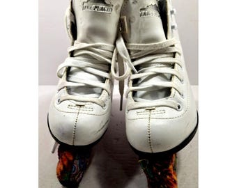 Patines de patinaje artístico usados, blancos, talla 2 para niña, marca Lake Placid Cascade.