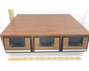 Pudełko na kasety magnetofonowe Vintage z 39 nieprzetestowanymi kasetami różnych artystów