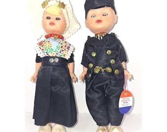 Para zabytkowych, oryginalnych lalek Rozetta z drewnianymi bucikami, wyprodukowanych w Holandii, wysokość 8 cali