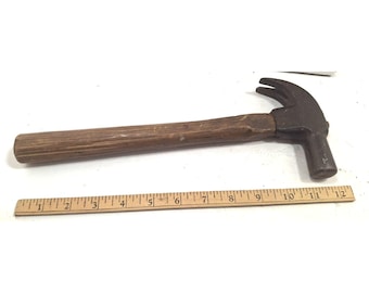 Zabytkowy młotek pazurowy z drewnianym uchwytem o wadze 1 funta i 10 uncji
