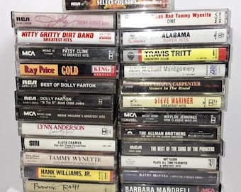Zestaw 25 zabytkowych kaset z muzyką country z lat 80. i początku lat 90., nietestowanych