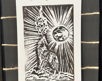 Impresión de "Lobo aullando a la luna" - Tinta negra y marrón rojizo intenso - Linograbado original hecho a mano de 10 x 15 cm sobre papel de 13 x 18 cm