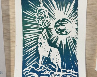 Impresión de "Lobo aullando a la luna" - Tinta turquesa y azul - Linograbado original hecho a mano de 10 x 15 cm sobre papel de 13 x 18 cm