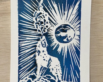 Impresión de "Lobo aullando a la luna" - Tinta azul y negra - Linograbado original hecho a mano de 10 x 15 cm sobre papel de 13 x 18 cm