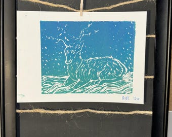 Impresión de ciervo en la nieve - Tinta azul y turquesa - Impresión linográfica original hecha a mano de 4"x6" sobre papel de 5"x7"