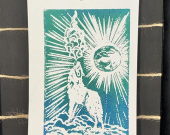 Impresión de "Lobo aullando a la luna" - Tinta turquesa y azul - Linograbado original hecho a mano de 10 x 15 cm sobre papel de 13 x 18 cm