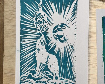 Impresión de "Lobo aullando a la luna" - Tinta turquesa - Linograbado original hecho a mano de 10 x 15 cm sobre papel de 13 x 18 cm
