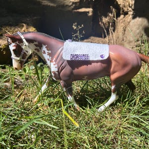 Breyer | geblendet | Western | Schabracke | Maßstab 1:9 | Breyer Pferdegeschirr | Westernschabracke | Breyer Schabracke | Breyer Tack | Spielzeug Pferd