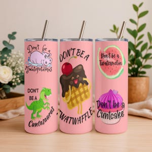 Puede incluir: Tres vasos rosas aislados con pajitas de acero inoxidable. Cada vaso presenta un diseño humorístico con las frases "Don't be a Twatopotamus", "Don't be a Watwaffle" y "Don't be a Cuntcake".