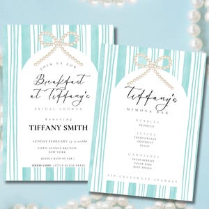 Könnte beinhalten: Zwei Einladungskarten mit hellblau-weiß gestreiftem Hintergrund. Die Karten haben eine Perlen-Schleife und den Text "Breakfast at Tiffany's" und "Tiffany's Mimosa Bar". Die Karten sind für eine Brautparty.