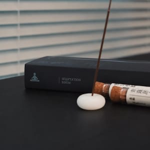 Sandelträ Agarwood Rökelsepinnar: 2 dofter, Träig avslappnande arom för meditation och yoga bild 7