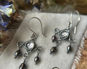 Schedel kroonluchter oorbellen met zwarte of witte parels-sterling zilveren memento mori sieraden