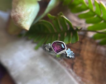 Anello con teschio e fiore di azalea, impreziosito da granato rodolite a forma di scudo con taglio ritratto - Gioiello artigianale in argento sterling