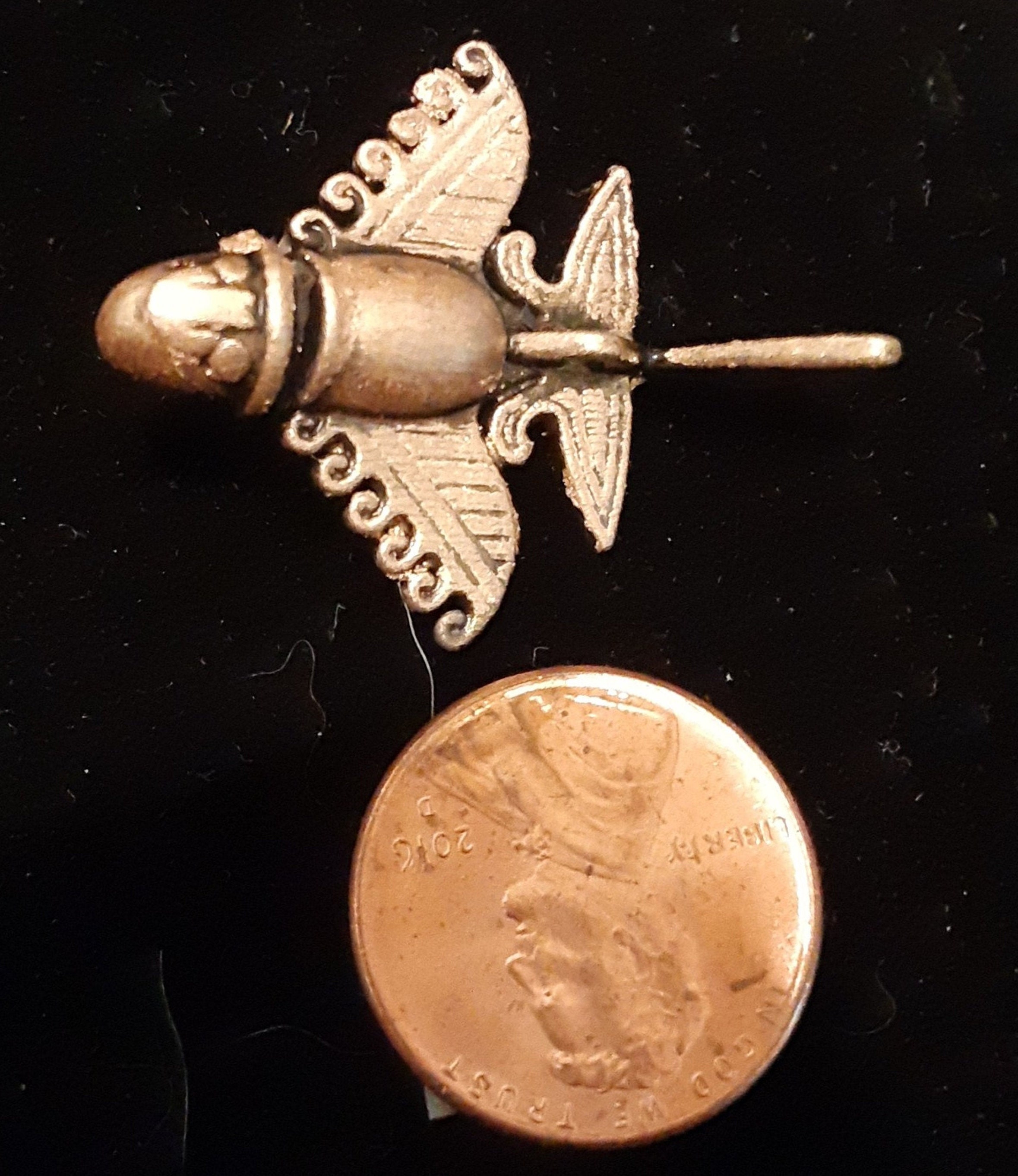 Quimbaya Flyer Pin 24K GP Cappello Artefatto Alieno Precolombiano