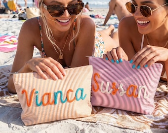 Gepersonaliseerde Seersucker make-uptas, chenille-naam make-uptas, cadeautas bruidsmeisje, make-uptasje voor op reis, toilettas, strandetui