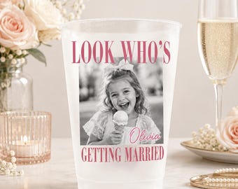 Personalisierter Junggesellinnenabschiedsbecher, individuell gestalteter, mattierter Trinkbecher mit Brautfoto, Gastgeschenk „Wer heiratet?“, Geschenk zur Brautparty